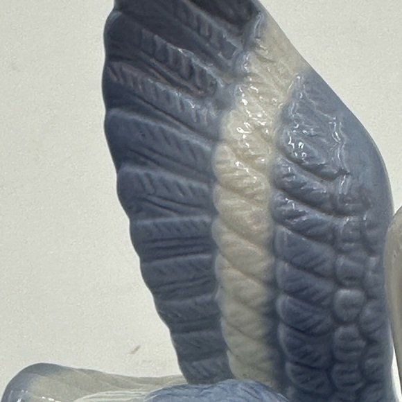 Blue & White Porcelain Swan with Cygnets - Picture 4 of 16